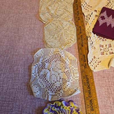 Lot of Vintage decorative Linens