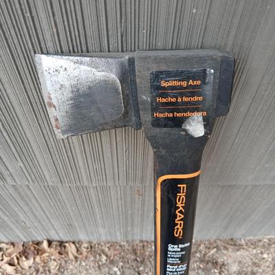 Like new Fiskars Splitting axe with blade cover