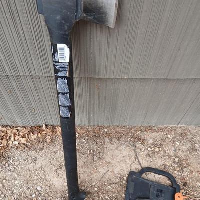 Like new Fiskars Splitting axe with blade cover