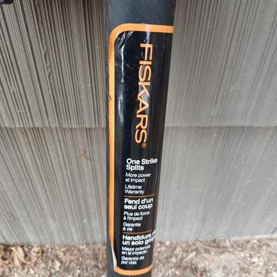 Like new Fiskars Splitting axe with blade cover