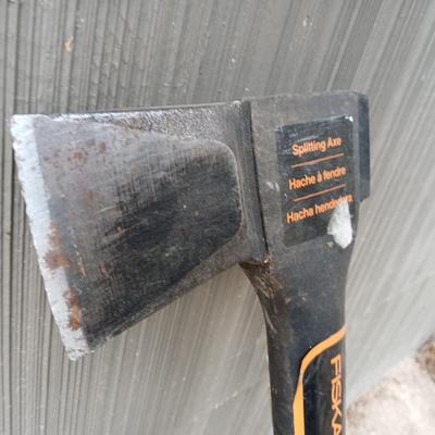Like new Fiskars Splitting axe with blade cover