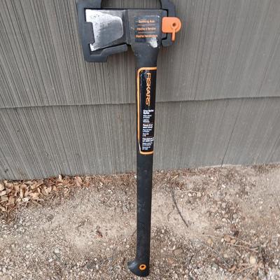 Like new Fiskars Splitting axe with blade cover