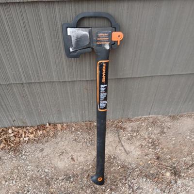 Like new Fiskars Splitting axe with blade cover