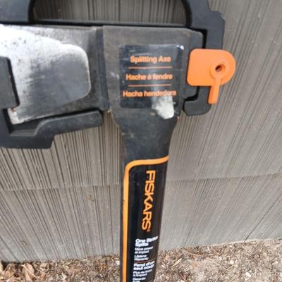Like new Fiskars Splitting axe with blade cover