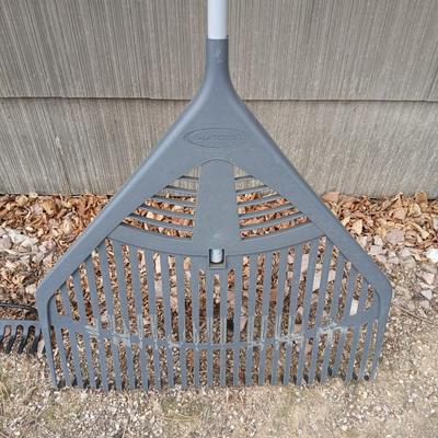 Yard & Garden tools - Suncast leaf rake - and a Ace Hardware Bow rake - both like new!