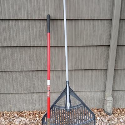 Yard & Garden tools - Suncast leaf rake - and a Ace Hardware Bow rake - both like new!