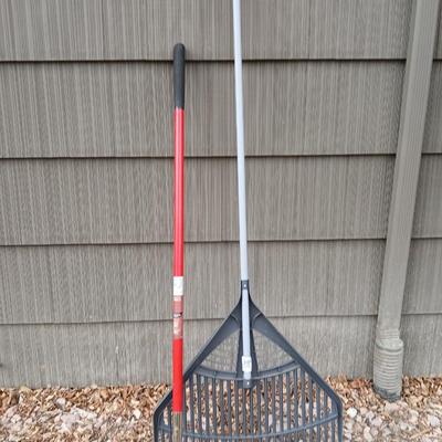 Yard & Garden tools - Suncast leaf rake - and a Ace Hardware Bow rake - both like new!