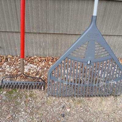 Yard & Garden tools - Suncast leaf rake - and a Ace Hardware Bow rake - both like new!