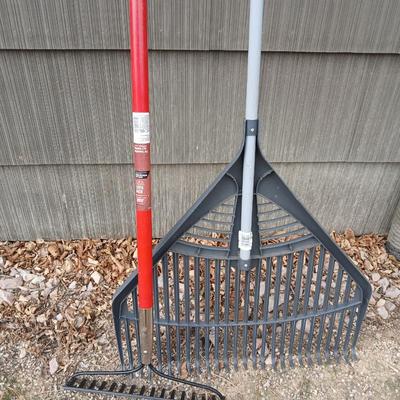 Yard & Garden tools - Suncast leaf rake - and a Ace Hardware Bow rake - both like new!