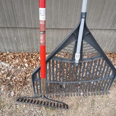 Yard & Garden tools - Suncast leaf rake - and a Ace Hardware Bow rake - both like new!