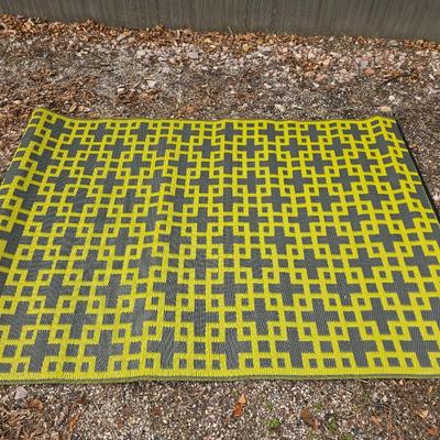 Cross Design reversible outdoor area rug 74" x 48"