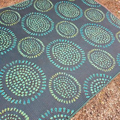 Circle design reversible outdoor area rug 93" x 58"