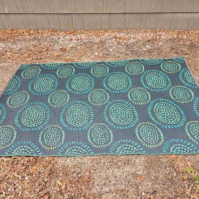 Circle design reversible outdoor area rug 93" x 58"