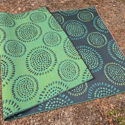 Circle design reversible outdoor area rug 93" x 58"