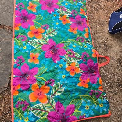 Folding storage bag / Picnic Blanket with stadium seat pad