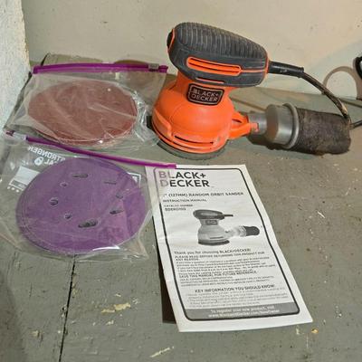 Black & Decker electric 5" Random orbit sander with sanding pads and instruction book