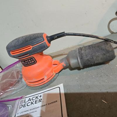 Black & Decker electric 5" Random orbit sander with sanding pads and instruction book