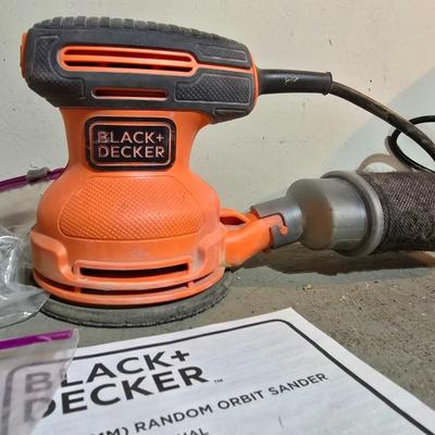 Black & Decker electric 5" Random orbit sander with sanding pads and instruction book