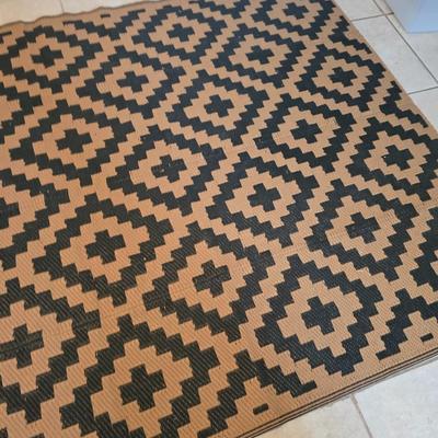 Black and brown reversible outdoor area rug 92.5" x 59"