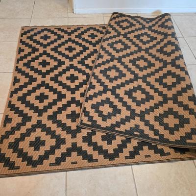 Black and brown reversible outdoor area rug 92.5" x 59"