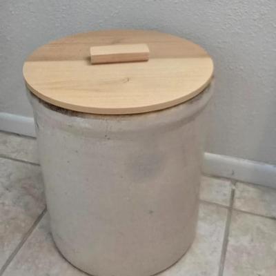 Robinson Ransbottom six-gallon stoneware crock with wooden lid - Blue Crown vintage stoneware crock no cracks