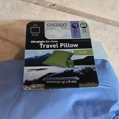 Nice SluAmerican stoneware 10-gallon crockmberjack sleeping bag with a cocoon travel pillow
