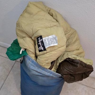Nice SluAmerican stoneware 10-gallon crockmberjack sleeping bag with a cocoon travel pillow
