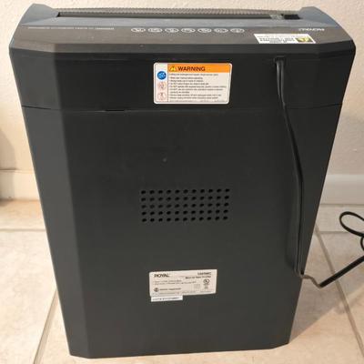 Very nice like new Royal electric paper shredder - 10 sheets maximum model 1005MC