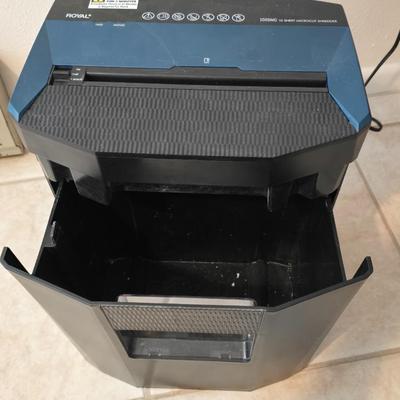 Very nice like new Royal electric paper shredder - 10 sheets maximum model 1005MC