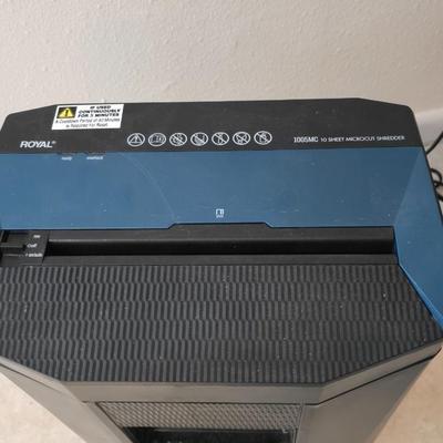 Very nice like new Royal electric paper shredder - 10 sheets maximum model 1005MC