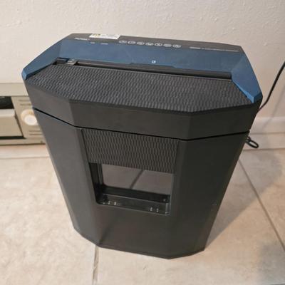 Very nice like new Royal electric paper shredder - 10 sheets maximum model 1005MC
