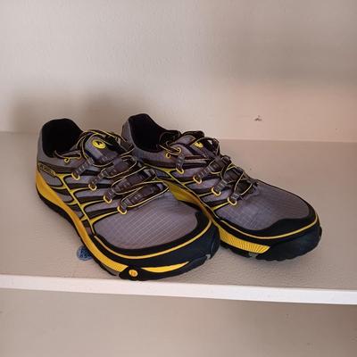 LIKE NEW MEN'S MERRELL ALL OUT RUSH SHOES SIZE 10