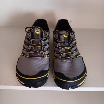 LIKE NEW MEN'S MERRELL ALL OUT RUSH SHOES SIZE 10