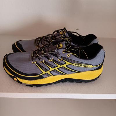 LIKE NEW MEN'S MERRELL ALL OUT RUSH SHOES SIZE 10