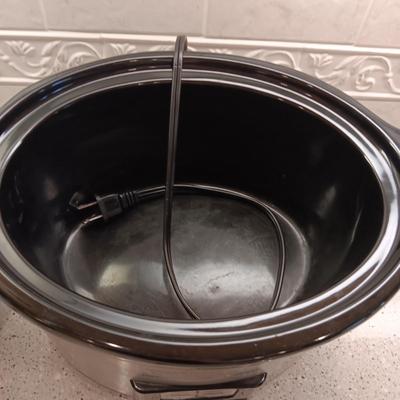 MEDIUM SIZE CUISINART CROCK POT AND A SMALLER DIP OR DINNER FOR 2 CROCK POT