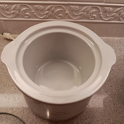 MEDIUM SIZE CUISINART CROCK POT AND A SMALLER DIP OR DINNER FOR 2 CROCK POT