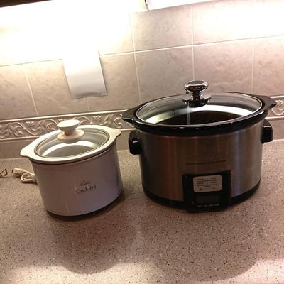 MEDIUM SIZE CUISINART CROCK POT AND A SMALLER DIP OR DINNER FOR 2 CROCK POT