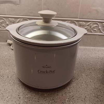 MEDIUM SIZE CUISINART CROCK POT AND A SMALLER DIP OR DINNER FOR 2 CROCK POT