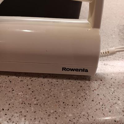 ROWENTA ELECTRIC KNIFE, LARGE TEFLON ROASTING PAN AND A WOODEN CARVING BOARD