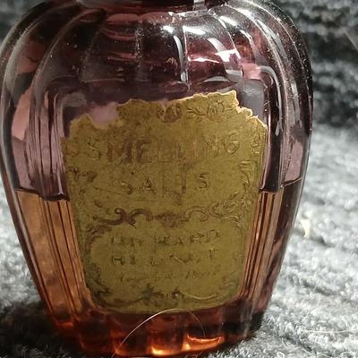 Antique dark amethyst / purple smelling salts Richard Hudnut bottle with original stopper