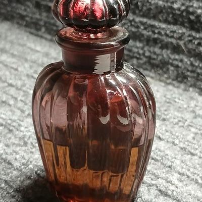 Antique dark amethyst / purple smelling salts Richard Hudnut bottle with original stopper