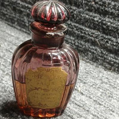 Antique dark amethyst / purple smelling salts Richard Hudnut bottle with original stopper