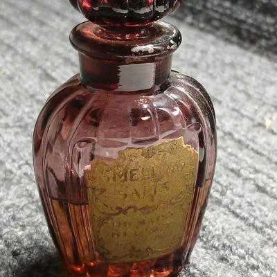 Antique dark amethyst / purple smelling salts Richard Hudnut bottle with original stopper