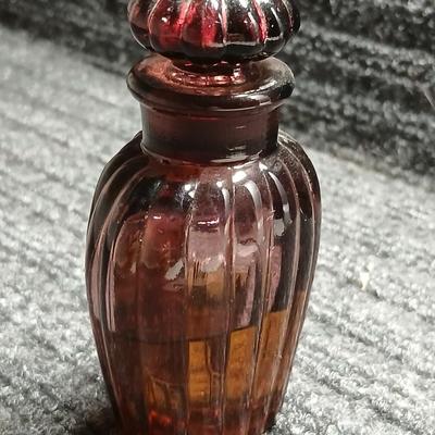 Antique dark amethyst / purple smelling salts Richard Hudnut bottle with original stopper