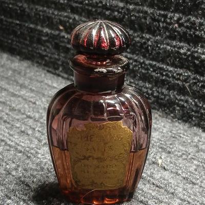 Antique dark amethyst / purple smelling salts Richard Hudnut bottle with original stopper