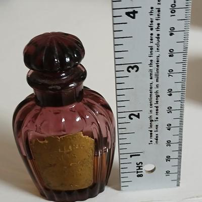 Antique dark amethyst / purple smelling salts Richard Hudnut bottle with original stopper