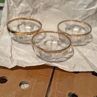 Lot of gold rimmed tea cups