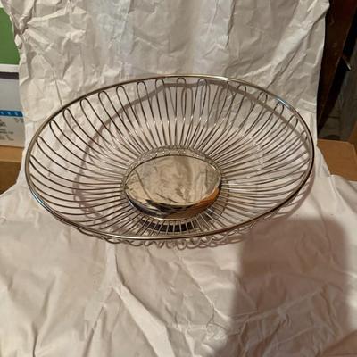 International Silver Company Silver Plated Vintage Wire Fruit Bowl @ 10” Across