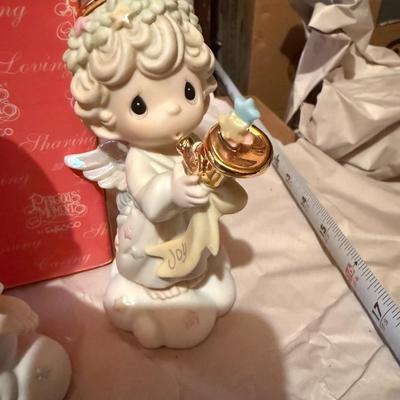 Precious Moments 117793 Bringing You The Gift Of Peace Limited Edition Figurine & PRECIOUS MOMENTS CHRISTMAS FIGURINE - S