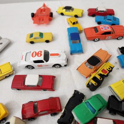 Large Lot Vintage Toy Die Cast Vehicles Cars Truck Buses Trailer, Ertl General Lee, Lesney, AHI Brand Toys Japan Die Cast Many HO sacle